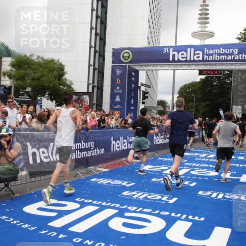 29.06.2025 - hella hamburg halbmarathon Michael Strokosch http://msf.ph/oto/8211013 29.06.2025 10:46:36 Ziel 4237, 4497, 5459, 6978, 8482, 8981, 9232, 9386, 9529, 9786, 12891, 13525, 15133, 15206, 17281, 17461, 18882 meine-sportfotos.de