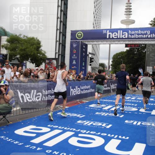 29.06.2025 - hella hamburg halbmarathon Michael Strokosch http://msf.ph/oto/8211054 29.06.2025 10:46:36 Ziel 4237, 4497, 5459, 6978, 8482, 8981, 9232, 9386, 9529, 9786, 12891, 13525, 15133, 15206, 17281, 17461, 18882 meine-sportfotos.de