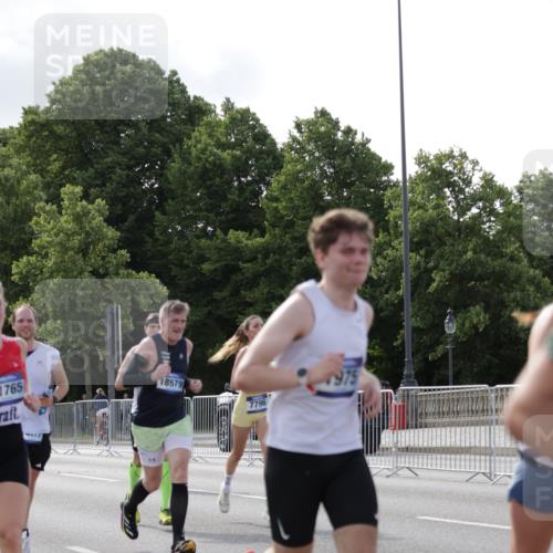 29.06.2025 - hella hamburg halbmarathon Jannik Wohlers http://msf.ph/oto/8211194 29.06.2025 09:49:23 Lombardsbrücke 1343, 1445, 1975, 2324, 2573, 2949, 3136, 3282, 3431, 4303, 4318, 4425, 4528, 6095, 7229, 7796, 8370, 8465, 9264, 9265, 9296, 9686, 9914, 10680, 10930, 11765, 12839, 13141, 13800, 14077, 14204, 14374, 14688, 14789, 15013, 15094, 15095, 15255, 16347, 16399, 16523, 16819, 17192, 17214, 17215, 17360, 17646, 18149, 18285, 18412, 18547, 18734, 18761, 18979, 19090 meine-sportfotos.de