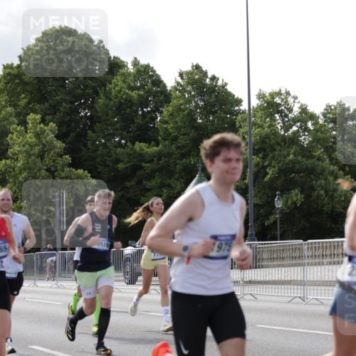 29.06.2025 - hella hamburg halbmarathon Jannik Wohlers http://msf.ph/oto/8211219 29.06.2025 09:49:23 Lombardsbrücke 1343, 1445, 1975, 2324, 2573, 2949, 3136, 3282, 3431, 4303, 4318, 4425, 4528, 6095, 7229, 7796, 8370, 8465, 9264, 9265, 9296, 9686, 9914, 10680, 10930, 11765, 12839, 13141, 13800, 14077, 14204, 14374, 14688, 14789, 15013, 15094, 15095, 15255, 16347, 16399, 16523, 16819, 17192, 17214, 17215, 17360, 17646, 18149, 18285, 18412, 18547, 18734, 18761, 18979, 19090 meine-sportfotos.de