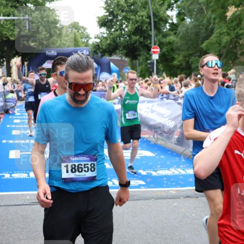29.06.2025 - hella hamburg halbmarathon Zöllner http://msf.ph/oto/8211233 29.06.2025 10:50:16 Ziel 1119, 3296, 7176, 7930, 7932, 8313, 8921, 10371, 11607, 12235, 13282, 13690, 15620, 18499, 18811, 19040 meine-sportfotos.de