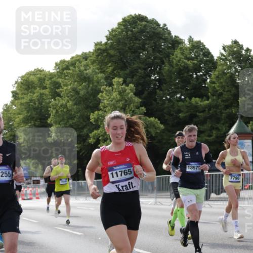 29.06.2025 - hella hamburg halbmarathon Jannik Wohlers http://msf.ph/oto/8211241 29.06.2025 09:49:24 Lombardsbrücke 1343, 1445, 1800, 1975, 2324, 2573, 2949, 3136, 3282, 3431, 4303, 4318, 4425, 4528, 6095, 7229, 7796, 8370, 8465, 8925, 9264, 9265, 9296, 9686, 9914, 10680, 10930, 11765, 12839, 13141, 13457, 13800, 14077, 14204, 14374, 14688, 14789, 15013, 15094, 15095, 15255, 16347, 16399, 16523, 16819, 17214, 17215, 17360, 18149, 18285, 18412, 18734, 18761, 18979, 19090 meine-sportfotos.de