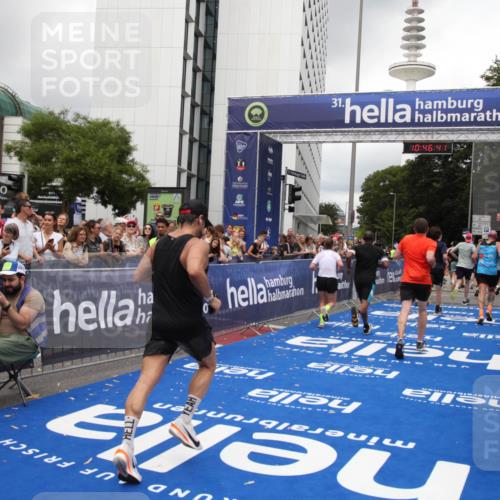 29.06.2025 - hella hamburg halbmarathon Michael Strokosch http://msf.ph/oto/8211323 29.06.2025 10:46:40 Ziel 1920, 1942, 5459, 8482, 9051, 9232, 9529, 13525, 13554, 15026, 15133, 15206, 15714, 17281, 17461, 18297, 18882 meine-sportfotos.de