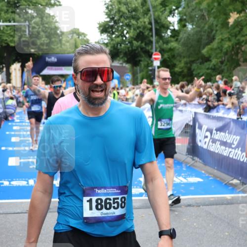 29.06.2025 - hella hamburg halbmarathon Zöllner http://msf.ph/oto/8211325 29.06.2025 10:50:17 Ziel 1119, 3296, 4933, 7176, 7930, 7932, 8921, 10371, 11607, 12235, 13609, 13690, 15620, 16000, 18499, 18811, 19040 meine-sportfotos.de