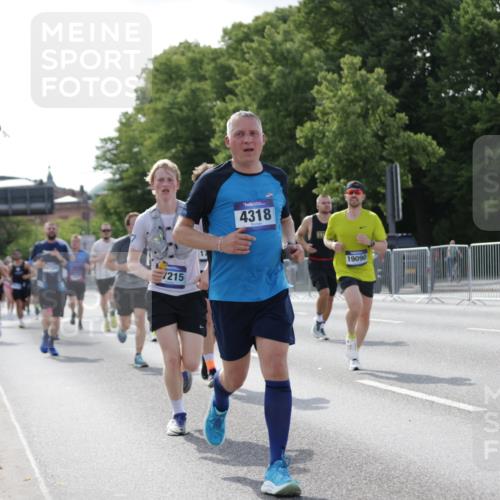 29.06.2025 - hella hamburg halbmarathon Jannik Wohlers http://msf.ph/oto/8211348 29.06.2025 09:49:26 Lombardsbrücke 1343, 1445, 1800, 1975, 2324, 2573, 2949, 3136, 3282, 3431, 4303, 4318, 4425, 4528, 6123, 7796, 8370, 8465, 8925, 9264, 9265, 9296, 9686, 10680, 10930, 11765, 12327, 12839, 13141, 13457, 13800, 14077, 14204, 14374, 14688, 15013, 15095, 15255, 16399, 17177, 17214, 17215, 17360, 18149, 18173, 18285, 18412, 18734, 18761, 18979, 19090 meine-sportfotos.de