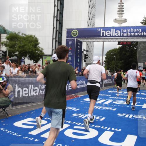 29.06.2025 - hella hamburg halbmarathon Michael Strokosch http://msf.ph/oto/8211453 29.06.2025 10:46:42 Ziel 1920, 1942, 5459, 9051, 13525, 13554, 15026, 15133, 15206, 15714, 16175, 17865, 18297, 18882 meine-sportfotos.de