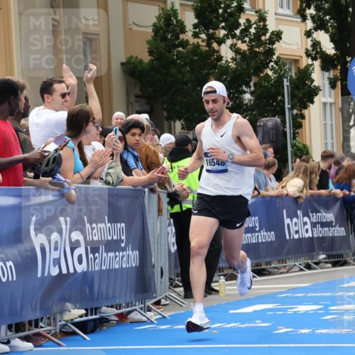 29.06.2025 - hella hamburg halbmarathon Strokosch-Dieckow http://msf.ph/oto/8211479 29.06.2025 10:22:52 Ziel 11624, 16548, 18328 meine-sportfotos.de
