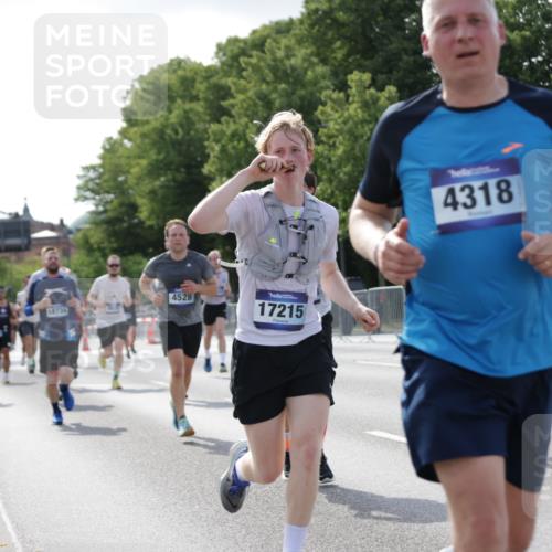 29.06.2025 - hella hamburg halbmarathon Jannik Wohlers http://msf.ph/oto/8211532 29.06.2025 09:49:27 Lombardsbrücke 1343, 1445, 1800, 1975, 2324, 2573, 2949, 3282, 3431, 3530, 4303, 4318, 4425, 4528, 6123, 7796, 8370, 8465, 8925, 9264, 9265, 9296, 9686, 10680, 10930, 11765, 12327, 12839, 13141, 13457, 13800, 14077, 14204, 14374, 14688, 15013, 15095, 15255, 16399, 17177, 17214, 17215, 17360, 18149, 18173, 18285, 18412, 18529, 18734, 18761, 18979, 19090 meine-sportfotos.de