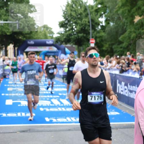 29.06.2025 - hella hamburg halbmarathon Zöllner http://msf.ph/oto/8211550 29.06.2025 10:50:19 Ziel 1119, 4933, 7930, 7932, 8921, 10371, 11607, 12235, 12949, 13609, 13690, 15620, 16000, 16242, 18499, 18811, 19040 meine-sportfotos.de