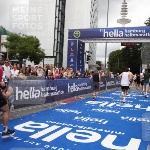 29.06.2025 - hella hamburg halbmarathon Michael Strokosch http://msf.ph/oto/8211602 29.06.2025 10:46:45 Ziel 1920, 1942, 3976, 6630, 9051, 13554, 15026, 15133, 15714, 16175, 17743, 17865, 18297, 19128 meine-sportfotos.de