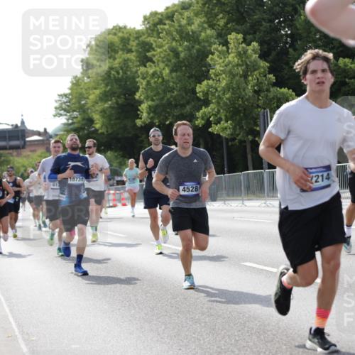 29.06.2025 - hella hamburg halbmarathon Jannik Wohlers http://msf.ph/oto/8211609 29.06.2025 09:49:28 Lombardsbrücke 1343, 1445, 1800, 1975, 2324, 2573, 2949, 3282, 3431, 3530, 4303, 4318, 4425, 4528, 6123, 6682, 7495, 7796, 8370, 8465, 8925, 9264, 9265, 9296, 9686, 10680, 11765, 12327, 12839, 13141, 13457, 13800, 14077, 14204, 14374, 14560, 14688, 15013, 15095, 15255, 15351, 16399, 17125, 17177, 17214, 17215, 17360, 18149, 18173, 18285, 18412, 18529, 18734, 18761, 18979, 19090 meine-sportfotos.de