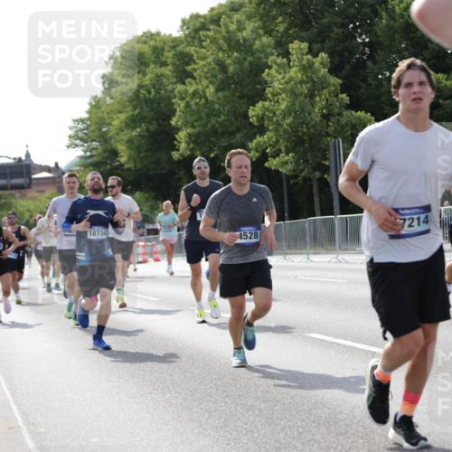 29.06.2025 - hella hamburg halbmarathon Jannik Wohlers http://msf.ph/oto/8211627 29.06.2025 09:49:28 Lombardsbrücke 1343, 1445, 1800, 1975, 2324, 2573, 2949, 3282, 3431, 3530, 4303, 4318, 4425, 4528, 6123, 6682, 7495, 7796, 8370, 8465, 8925, 9264, 9265, 9296, 9686, 10680, 11765, 12327, 12839, 13141, 13457, 13800, 14077, 14204, 14374, 14560, 14688, 15013, 15095, 15255, 15351, 16399, 17125, 17177, 17214, 17215, 17360, 18149, 18173, 18285, 18412, 18529, 18734, 18761, 18979, 19090 meine-sportfotos.de