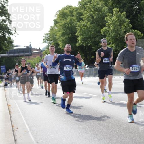 29.06.2025 - hella hamburg halbmarathon Jannik Wohlers http://msf.ph/oto/8211651 29.06.2025 09:49:28 Lombardsbrücke 1343, 1445, 1800, 1975, 2324, 2573, 2949, 3282, 3431, 3530, 4303, 4318, 4425, 4528, 6123, 6682, 7495, 7796, 8370, 8465, 8925, 9264, 9265, 9296, 9686, 10680, 11765, 12327, 12839, 13141, 13457, 13800, 14077, 14204, 14374, 14560, 14688, 15013, 15095, 15255, 15351, 16399, 17125, 17177, 17214, 17215, 17360, 18149, 18173, 18285, 18412, 18529, 18734, 18761, 18979, 19090 meine-sportfotos.de