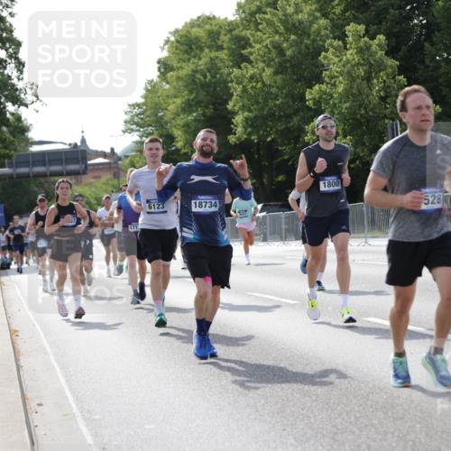 29.06.2025 - hella hamburg halbmarathon Jannik Wohlers http://msf.ph/oto/8211658 29.06.2025 09:49:28 Lombardsbrücke 1343, 1445, 1800, 1975, 2324, 2573, 2949, 3282, 3431, 3530, 4303, 4318, 4425, 4528, 6123, 6682, 7495, 7796, 8370, 8465, 8925, 9264, 9265, 9296, 9686, 10680, 11765, 12327, 12839, 13141, 13457, 13800, 14077, 14204, 14374, 14560, 14688, 15013, 15095, 15255, 15351, 16399, 17125, 17177, 17214, 17215, 17360, 18149, 18173, 18285, 18412, 18529, 18734, 18761, 18979, 19090 meine-sportfotos.de