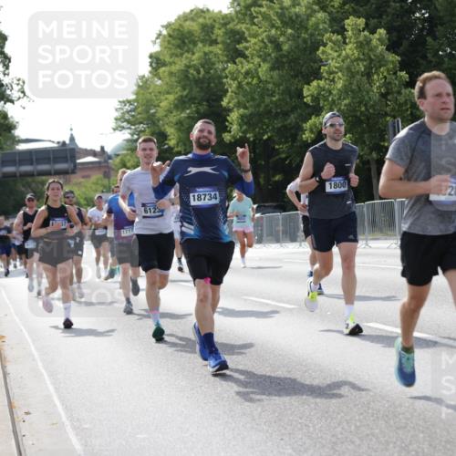 29.06.2025 - hella hamburg halbmarathon Jannik Wohlers http://msf.ph/oto/8211669 29.06.2025 09:49:28 Lombardsbrücke 1343, 1445, 1800, 1975, 2324, 2573, 2949, 3282, 3431, 3530, 4303, 4318, 4425, 4528, 6123, 6682, 7495, 7796, 8370, 8465, 8925, 9264, 9265, 9296, 9686, 10680, 11765, 12327, 12839, 13141, 13457, 13800, 14077, 14204, 14374, 14560, 14688, 15013, 15095, 15255, 15351, 16399, 17125, 17177, 17214, 17215, 17360, 18149, 18173, 18285, 18412, 18529, 18734, 18761, 18979, 19090 meine-sportfotos.de