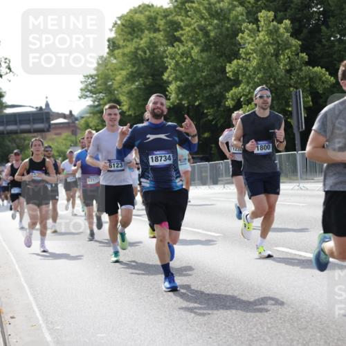 29.06.2025 - hella hamburg halbmarathon Jannik Wohlers http://msf.ph/oto/8211713 29.06.2025 09:49:29 Lombardsbrücke 1343, 1445, 1800, 1975, 2324, 2573, 2949, 3282, 3431, 3530, 4303, 4318, 4425, 4528, 6123, 6682, 7495, 7796, 8370, 8465, 8629, 8925, 9264, 9265, 9296, 10680, 11765, 12327, 12839, 13141, 13457, 13800, 14077, 14204, 14374, 14560, 14688, 15013, 15255, 15351, 16399, 17125, 17177, 17214, 17215, 17360, 17971, 18149, 18173, 18285, 18412, 18529, 18734, 18761, 18979, 19090 meine-sportfotos.de
