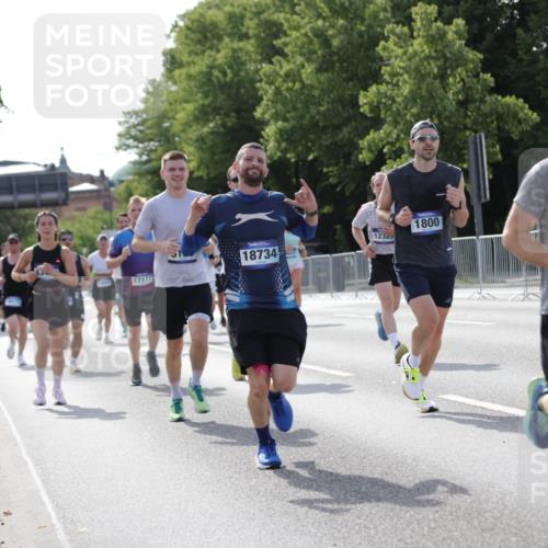 29.06.2025 - hella hamburg halbmarathon Jannik Wohlers http://msf.ph/oto/8211725 29.06.2025 09:49:29 Lombardsbrücke 1343, 1445, 1800, 1975, 2324, 2573, 2949, 3282, 3431, 3530, 4303, 4318, 4425, 4528, 6123, 6682, 7495, 7796, 8370, 8465, 8629, 8925, 9264, 9265, 9296, 10680, 11765, 12327, 12839, 13141, 13457, 13800, 14077, 14204, 14374, 14560, 14688, 15013, 15255, 15351, 16399, 17125, 17177, 17214, 17215, 17360, 17971, 18149, 18173, 18285, 18412, 18529, 18734, 18761, 18979, 19090 meine-sportfotos.de