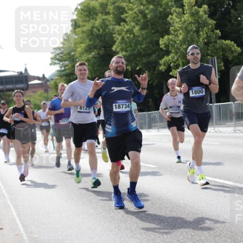 29.06.2025 - hella hamburg halbmarathon Jannik Wohlers http://msf.ph/oto/8211743 29.06.2025 09:49:29 Lombardsbrücke 1343, 1445, 1800, 1975, 2324, 2573, 2949, 3282, 3431, 3530, 4303, 4318, 4425, 4528, 6123, 6682, 7495, 7796, 8370, 8465, 8629, 8925, 9264, 9265, 9296, 10680, 11765, 12327, 12839, 13141, 13457, 13800, 14077, 14204, 14374, 14560, 14688, 15013, 15255, 15351, 16399, 17125, 17177, 17214, 17215, 17360, 17971, 18149, 18173, 18285, 18412, 18529, 18734, 18761, 18979, 19090 meine-sportfotos.de