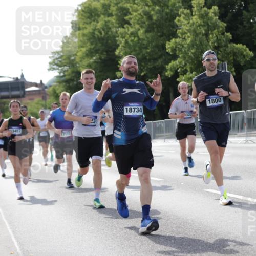 29.06.2025 - hella hamburg halbmarathon Jannik Wohlers http://msf.ph/oto/8211775 29.06.2025 09:49:29 Lombardsbrücke 1343, 1445, 1800, 1975, 2324, 2573, 2949, 3282, 3431, 3530, 4303, 4318, 4425, 4528, 6123, 6682, 7495, 7796, 8370, 8465, 8629, 8925, 9264, 9265, 9296, 10680, 11765, 12327, 12839, 13141, 13457, 13800, 14077, 14204, 14374, 14560, 14688, 15013, 15255, 15351, 16399, 17125, 17177, 17214, 17215, 17360, 17971, 18149, 18173, 18285, 18412, 18529, 18734, 18761, 18979, 19090 meine-sportfotos.de