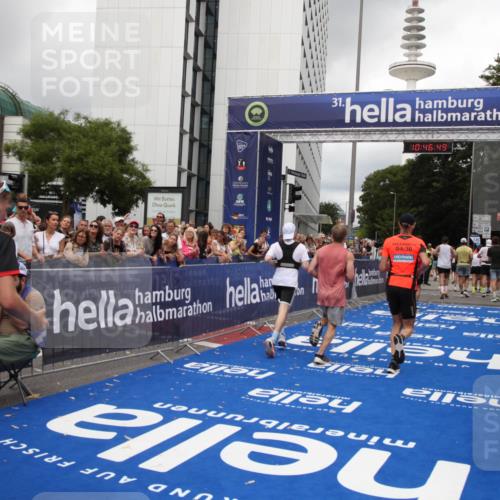 29.06.2025 - hella hamburg halbmarathon Michael Strokosch http://msf.ph/oto/8211793 29.06.2025 10:46:48 Ziel 1920, 1942, 3976, 6630, 11858, 14541, 15714, 15900, 16175, 17353, 17669, 17743, 17865, 18297, 19128 meine-sportfotos.de