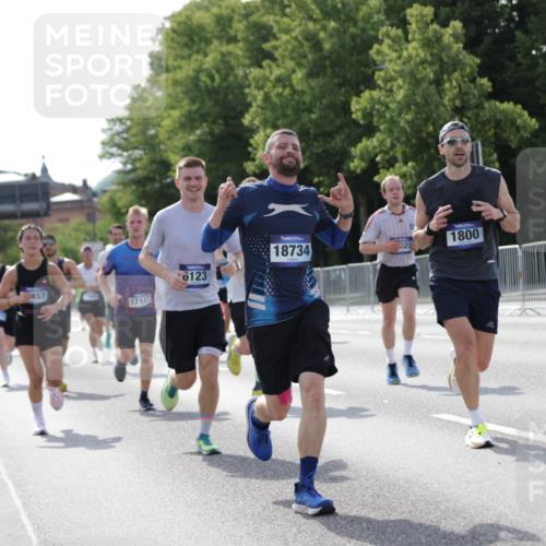 29.06.2025 - hella hamburg halbmarathon Jannik Wohlers http://msf.ph/oto/8211794 29.06.2025 09:49:29 Lombardsbrücke 1343, 1445, 1800, 1975, 2324, 2573, 2949, 3282, 3431, 3530, 4303, 4318, 4425, 4528, 6123, 6682, 7495, 7796, 8370, 8465, 8629, 8925, 9264, 9265, 9296, 10680, 11765, 12327, 12839, 13141, 13457, 13800, 14077, 14204, 14374, 14560, 14688, 15013, 15255, 15351, 16399, 17125, 17177, 17214, 17215, 17360, 17971, 18149, 18173, 18285, 18412, 18529, 18734, 18761, 18979, 19090 meine-sportfotos.de