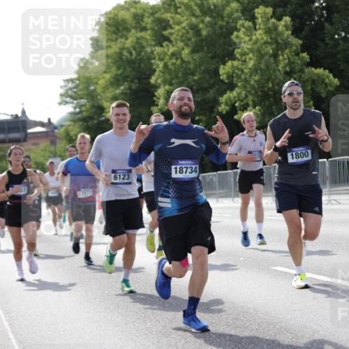29.06.2025 - hella hamburg halbmarathon Jannik Wohlers http://msf.ph/oto/8211808 29.06.2025 09:49:29 Lombardsbrücke 1343, 1445, 1800, 1975, 2324, 2573, 2949, 3282, 3431, 3530, 4303, 4318, 4425, 4528, 6123, 6682, 7495, 7796, 8370, 8465, 8629, 8925, 9264, 9265, 9296, 10680, 11765, 12327, 12839, 13141, 13457, 13800, 14077, 14204, 14374, 14560, 14688, 15013, 15255, 15351, 16399, 17125, 17177, 17214, 17215, 17360, 17971, 18149, 18173, 18285, 18412, 18529, 18734, 18761, 18979, 19090 meine-sportfotos.de