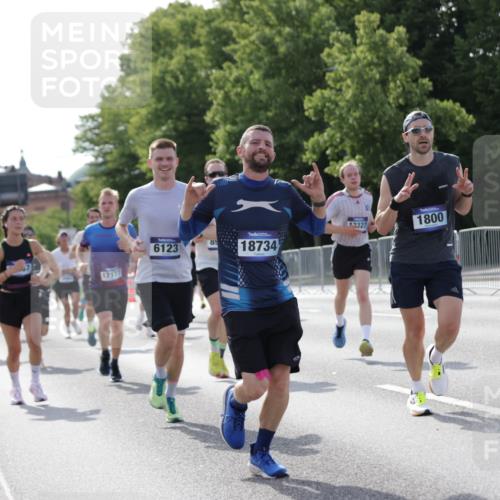 29.06.2025 - hella hamburg halbmarathon Jannik Wohlers http://msf.ph/oto/8211825 29.06.2025 09:49:29 Lombardsbrücke 1343, 1445, 1800, 1975, 2324, 2573, 2949, 3282, 3431, 3530, 4303, 4318, 4425, 4528, 6123, 6682, 7495, 7796, 8370, 8465, 8629, 8925, 9264, 9265, 9296, 10680, 11765, 12327, 12839, 13141, 13457, 13800, 14077, 14204, 14374, 14560, 14688, 15013, 15255, 15351, 16399, 17125, 17177, 17214, 17215, 17360, 17971, 18149, 18173, 18285, 18412, 18529, 18734, 18761, 18979, 19090 meine-sportfotos.de