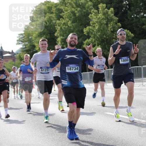 29.06.2025 - hella hamburg halbmarathon Jannik Wohlers http://msf.ph/oto/8211841 29.06.2025 09:49:29 Lombardsbrücke 1343, 1445, 1800, 1975, 2324, 2573, 2949, 3282, 3431, 3530, 4303, 4318, 4425, 4528, 6123, 6682, 7495, 7796, 8370, 8465, 8629, 8925, 9264, 9265, 9296, 10680, 11765, 12327, 12839, 13141, 13457, 13800, 14077, 14204, 14374, 14560, 14688, 15013, 15255, 15351, 16399, 17125, 17177, 17214, 17215, 17360, 17971, 18149, 18173, 18285, 18412, 18529, 18734, 18761, 18979, 19090 meine-sportfotos.de