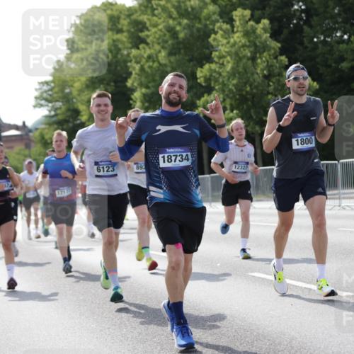 29.06.2025 - hella hamburg halbmarathon Jannik Wohlers http://msf.ph/oto/8211856 29.06.2025 09:49:29 Lombardsbrücke 1343, 1445, 1800, 1975, 2324, 2573, 2949, 3282, 3431, 3530, 4303, 4318, 4425, 4528, 6123, 6682, 7495, 7796, 8370, 8465, 8629, 8925, 9264, 9265, 9296, 10680, 11765, 12327, 12839, 13141, 13457, 13800, 14077, 14204, 14374, 14560, 14688, 15013, 15255, 15351, 16399, 17125, 17177, 17214, 17215, 17360, 17971, 18149, 18173, 18285, 18412, 18529, 18734, 18761, 18979, 19090 meine-sportfotos.de