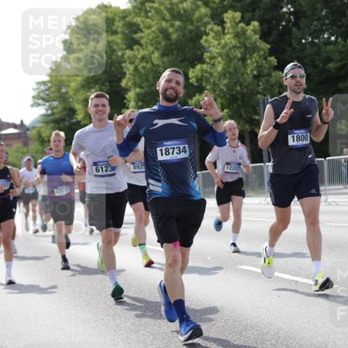 29.06.2025 - hella hamburg halbmarathon Jannik Wohlers http://msf.ph/oto/8211870 29.06.2025 09:49:29 Lombardsbrücke 1343, 1445, 1800, 1975, 2324, 2573, 2949, 3282, 3431, 3530, 4303, 4318, 4425, 4528, 6123, 6682, 7495, 7796, 8370, 8465, 8629, 8925, 9264, 9265, 9296, 10680, 11765, 12327, 12839, 13141, 13457, 13800, 14077, 14204, 14374, 14560, 14688, 15013, 15255, 15351, 16399, 17125, 17177, 17214, 17215, 17360, 17971, 18149, 18173, 18285, 18412, 18529, 18734, 18761, 18979, 19090 meine-sportfotos.de