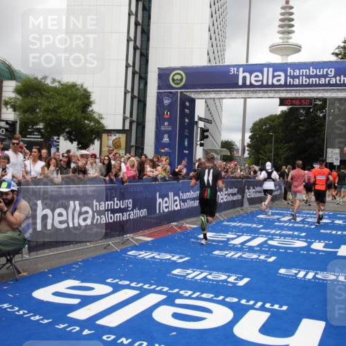 29.06.2025 - hella hamburg halbmarathon Michael Strokosch http://msf.ph/oto/8211876 29.06.2025 10:46:49 Ziel 1942, 3976, 6630, 11858, 13940, 14541, 15900, 16175, 17353, 17669, 17743, 17865, 19128 meine-sportfotos.de