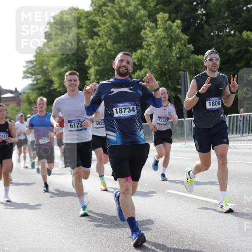 29.06.2025 - hella hamburg halbmarathon Jannik Wohlers http://msf.ph/oto/8211889 29.06.2025 09:49:29 Lombardsbrücke 1343, 1445, 1800, 1975, 2324, 2573, 2949, 3282, 3431, 3530, 4303, 4318, 4425, 4528, 6123, 6682, 7495, 7796, 8370, 8465, 8629, 8925, 9264, 9265, 9296, 10680, 11765, 12327, 12839, 13141, 13457, 13800, 14077, 14204, 14374, 14560, 14688, 15013, 15255, 15351, 16399, 17125, 17177, 17214, 17215, 17360, 17971, 18149, 18173, 18285, 18412, 18529, 18734, 18761, 18979, 19090 meine-sportfotos.de