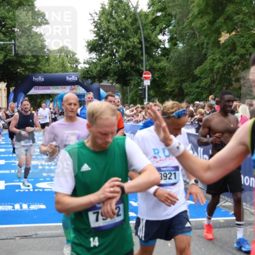 29.06.2025 - hella hamburg halbmarathon Zöllner http://msf.ph/oto/8211904 29.06.2025 10:50:25 Ziel 4247, 4933, 6795, 8899, 12035, 12949, 13609, 13690, 14034, 16000, 16242, 18394, 18499 meine-sportfotos.de