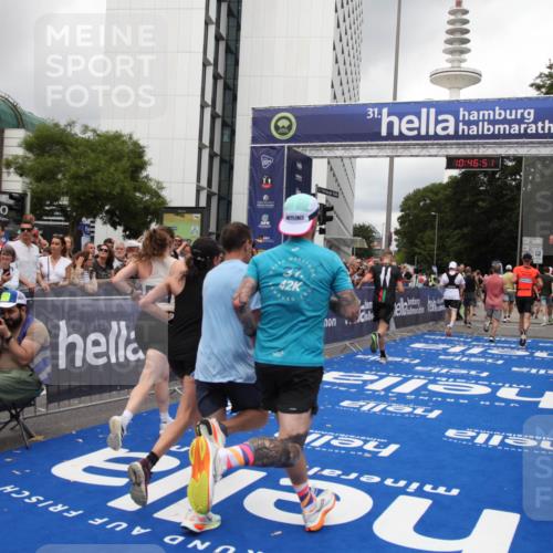 29.06.2025 - hella hamburg halbmarathon Michael Strokosch http://msf.ph/oto/8211910 29.06.2025 10:46:50 Ziel 3976, 6630, 11858, 13940, 14541, 15900, 16175, 17353, 17492, 17669, 17743, 17865, 19128 meine-sportfotos.de