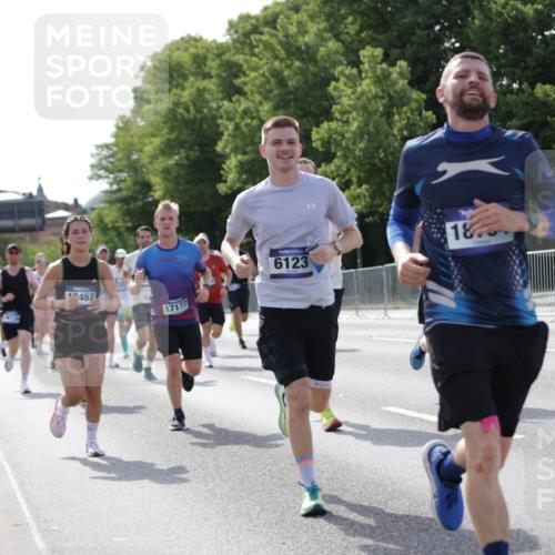 29.06.2025 - hella hamburg halbmarathon Jannik Wohlers http://msf.ph/oto/8212040 29.06.2025 09:49:30 Lombardsbrücke 1343, 1445, 1800, 1975, 2324, 2573, 2949, 3282, 3431, 3530, 4303, 4318, 4425, 4528, 6123, 6682, 7495, 7796, 8370, 8629, 8925, 9264, 9265, 9296, 9979, 10680, 11765, 12327, 12839, 13141, 13457, 13800, 14077, 14204, 14374, 14560, 14688, 15013, 15255, 15351, 16399, 17125, 17177, 17214, 17215, 17360, 17971, 18149, 18173, 18285, 18412, 18529, 18734, 18761, 18979, 19090 meine-sportfotos.de