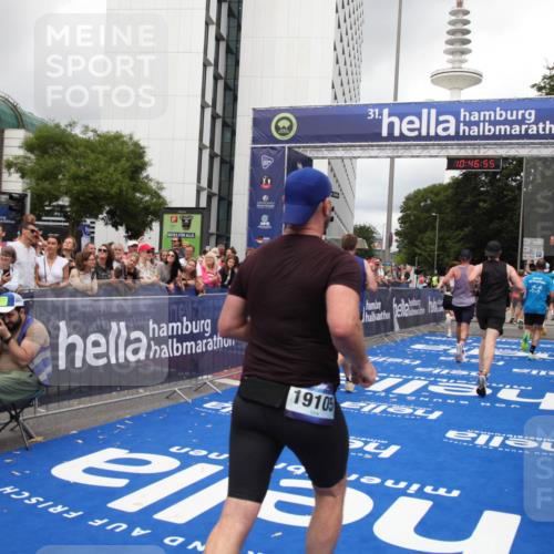 29.06.2025 - hella hamburg halbmarathon Michael Strokosch http://msf.ph/oto/8212068 29.06.2025 10:46:54 Ziel 3976, 4091, 6630, 11858, 13940, 14541, 15900, 17172, 17353, 17492, 17669, 17892, 19105 meine-sportfotos.de