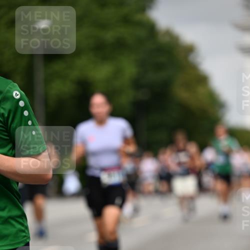 29.06.2025 - hella hamburg halbmarathon Dr. Thomas Lammeyer http://msf.ph/oto/8212073 29.06.2025 10:12:39 Kennedybrücke 1147, 1188, 1527, 2190, 2309, 2978, 5100, 5885, 6590, 6674, 6918, 7348, 7453, 9457, 9616, 9718, 9966, 10857 meine-sportfotos.de