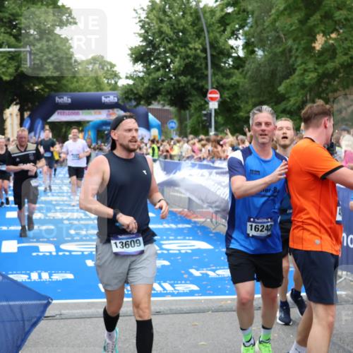 29.06.2025 - hella hamburg halbmarathon Zöllner http://msf.ph/oto/8212075 29.06.2025 10:50:27 Ziel 4127, 4247, 6795, 8899, 11455, 12035, 12624, 12949, 14034, 16242, 18394 meine-sportfotos.de