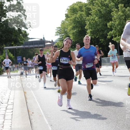 29.06.2025 - hella hamburg halbmarathon Jannik Wohlers http://msf.ph/oto/8212149 29.06.2025 09:49:31 Lombardsbrücke 1343, 1615, 1800, 1975, 2324, 2573, 2949, 3282, 3431, 3530, 4303, 4318, 4425, 4528, 5248, 6123, 6682, 7495, 7796, 8370, 8629, 8925, 9264, 9265, 9294, 9296, 9979, 10680, 11765, 12327, 12839, 13141, 13457, 13800, 14077, 14204, 14374, 14560, 14688, 15013, 15255, 15351, 16399, 17125, 17177, 17214, 17215, 17360, 17971, 18149, 18173, 18285, 18412, 18529, 18734, 18761, 18979, 19090 meine-sportfotos.de