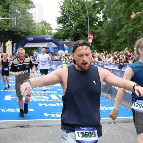 29.06.2025 - hella hamburg halbmarathon Zöllner http://msf.ph/oto/8212163 29.06.2025 10:50:28 Ziel 4127, 4247, 6795, 8899, 11455, 12035, 12624, 14034, 14626, 17319, 18394 meine-sportfotos.de