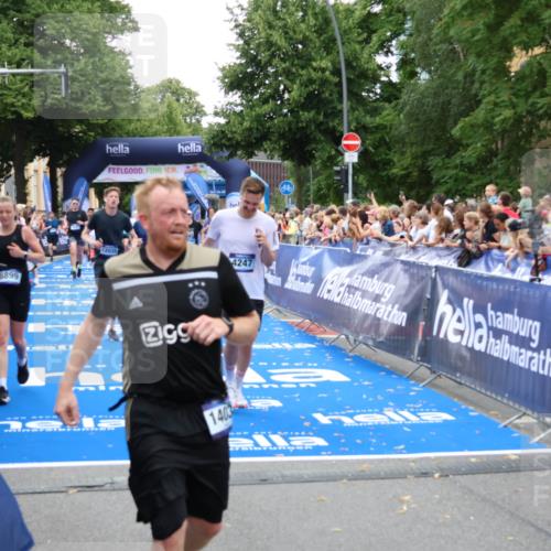 29.06.2025 - hella hamburg halbmarathon Zöllner http://msf.ph/oto/8212237 29.06.2025 10:50:30 Ziel 3414, 4127, 4247, 5447, 6795, 8153, 8899, 11455, 12035, 12624, 14626, 17319, 18394 meine-sportfotos.de