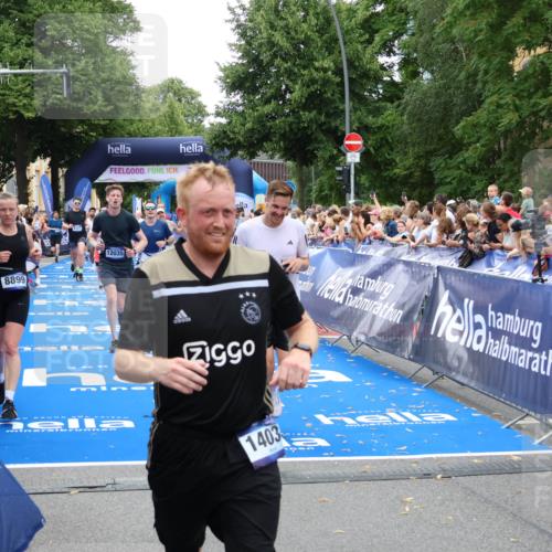 29.06.2025 - hella hamburg halbmarathon Zöllner http://msf.ph/oto/8212252 29.06.2025 10:50:30 Ziel 3414, 4127, 4247, 5447, 6795, 8153, 8899, 11455, 12035, 12624, 14626, 17319, 18394 meine-sportfotos.de