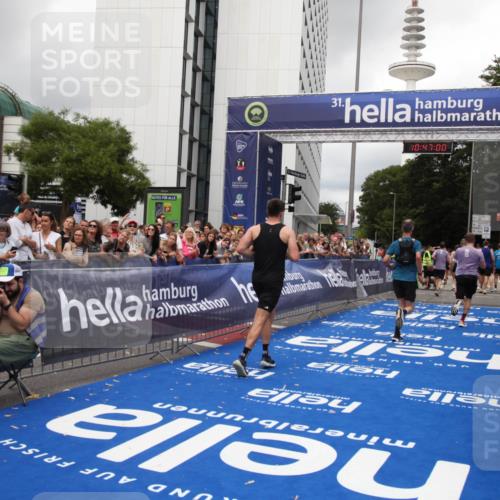29.06.2025 - hella hamburg halbmarathon Michael Strokosch http://msf.ph/oto/8212330 29.06.2025 10:46:59 Ziel 1139, 1689, 4091, 13728, 14385, 14449, 14594, 16081, 17172, 17492, 17892, 17979, 19105 meine-sportfotos.de