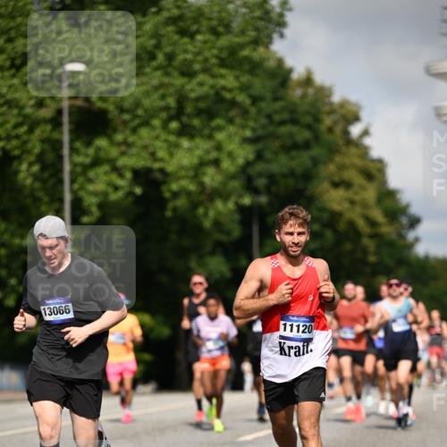 29.06.2025 - hella hamburg halbmarathon Dr. Thomas Lammeyer http://msf.ph/oto/8212335 29.06.2025 09:49:01 Kennedybrücke 57, 1686, 1707, 1894, 2689, 4129, 4463, 4679, 4698, 4749, 5187, 5550, 6358, 6878, 7186, 7481, 7880, 7965, 8062, 8190, 10017, 10484, 10876, 11120 meine-sportfotos.de