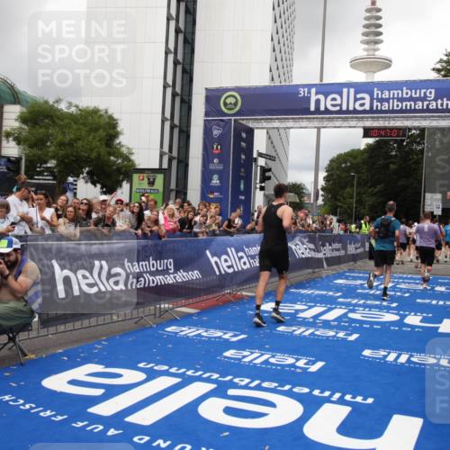 29.06.2025 - hella hamburg halbmarathon Michael Strokosch http://msf.ph/oto/8212372 29.06.2025 10:46:59 Ziel 1139, 1689, 4091, 13728, 14385, 14449, 14594, 16081, 17172, 17492, 17892, 17979, 19105 meine-sportfotos.de