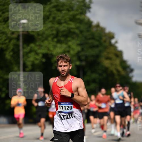 29.06.2025 - hella hamburg halbmarathon Dr. Thomas Lammeyer http://msf.ph/oto/8212453 29.06.2025 09:49:02 Kennedybrücke 57, 1686, 1707, 1894, 2689, 4129, 4463, 4679, 4698, 4749, 5187, 5550, 6358, 6878, 7186, 7481, 7880, 7965, 8062, 8190, 10017, 10484, 10876, 11120 meine-sportfotos.de