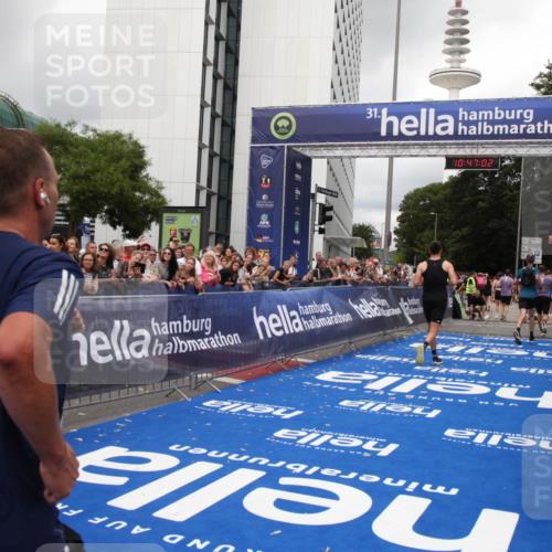 29.06.2025 - hella hamburg halbmarathon Michael Strokosch http://msf.ph/oto/8212461 29.06.2025 10:47:01 Ziel 1139, 1689, 4091, 10122, 13728, 14385, 14415, 14449, 14594, 15825, 16081, 17172, 17979, 19105 meine-sportfotos.de