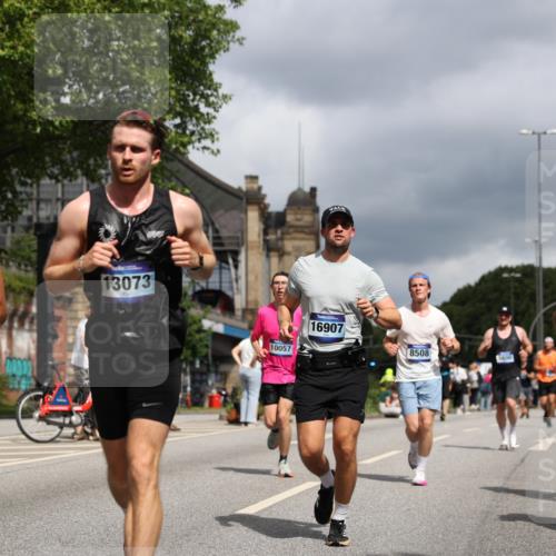 29.06.2025 - hella hamburg halbmarathon Yannick Fuchs http://msf.ph/oto/8212612 29.06.2025 10:45:23 20KM 1335, 1366, 2411, 2540, 2636, 2823, 2946, 4297, 4404, 4839, 4967, 5087, 5336, 5600, 5820, 7224, 7369, 7943, 8261, 8508, 8930, 8989, 9214, 9476, 9739, 9793, 9959, 10057, 10215, 10508, 10603, 10667, 10691, 10868, 11124, 11512, 11625, 11733, 12450, 12778, 13073, 13403, 13707, 13799, 14012, 14248, 14458, 15426, 15480, 15496, 15871, 15899, 16666, 16907, 17530, 17823, 18820, 19007, 19020, 19053 meine-sportfotos.de