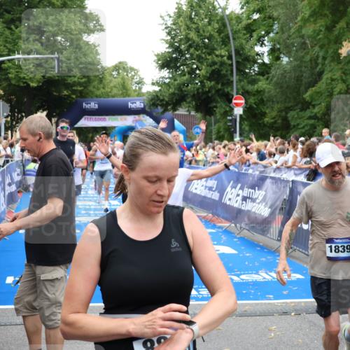 29.06.2025 - hella hamburg halbmarathon Zöllner http://msf.ph/oto/8212697 29.06.2025 10:50:34 Ziel 1750, 3414, 4127, 5447, 6282, 7397, 8153, 8576, 11214, 11455, 12624, 13812, 14626, 15803, 16806, 17179, 17247, 17319, 18006, 18394 meine-sportfotos.de