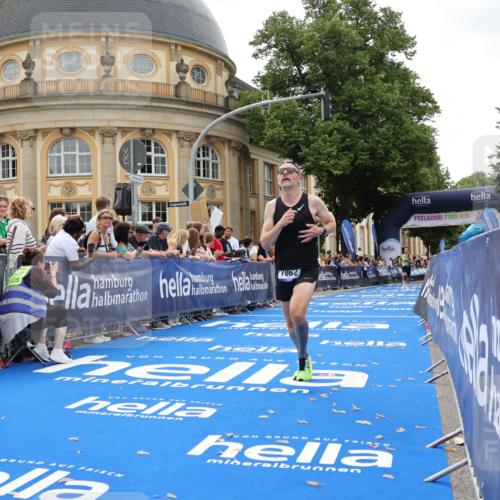 29.06.2025 - hella hamburg halbmarathon Strokosch-Dieckow http://msf.ph/oto/8212744 29.06.2025 10:23:07 Ziel 4128, 7862, 18930 meine-sportfotos.de